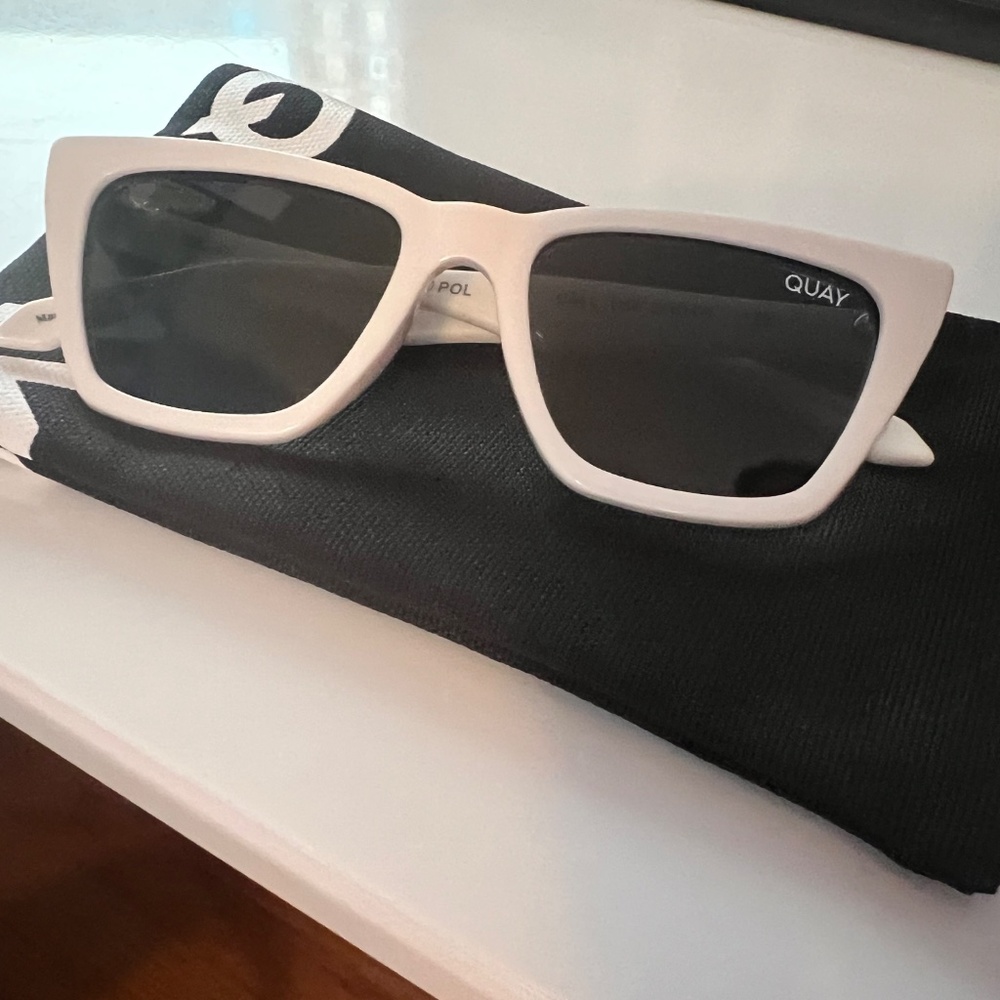 QUAY Call The Shots Polarized Sunglasses White Frame Grey Lenses Cat Eye LikeNew
